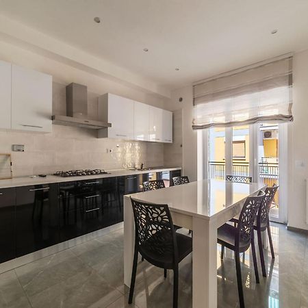 Апартаменти Joivy Delightful 3-Bed Flat With Balcony Рим Екстер'єр фото